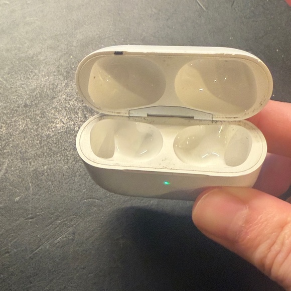 APPLE AirPods Pro 2 Charging Case - Picture 3 of 4